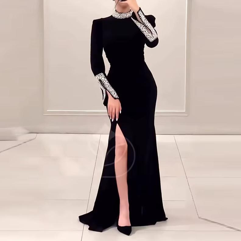 Elegantes Langarm Fit an Flare Kleid in Schwarz mit Sexy Schlitz und Strass Applikationen